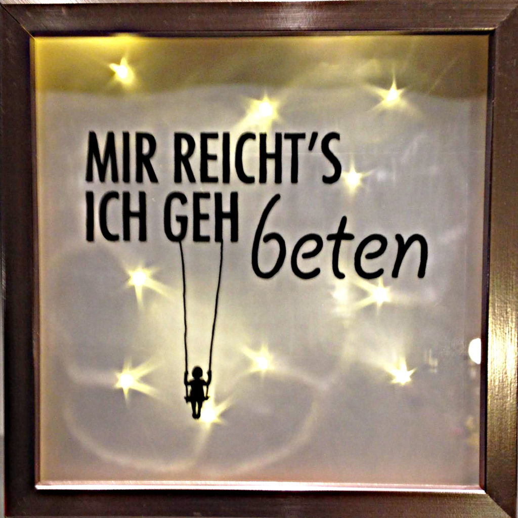 Lightbox mit Aufschrift "Mir reicht's, ich geh beten"